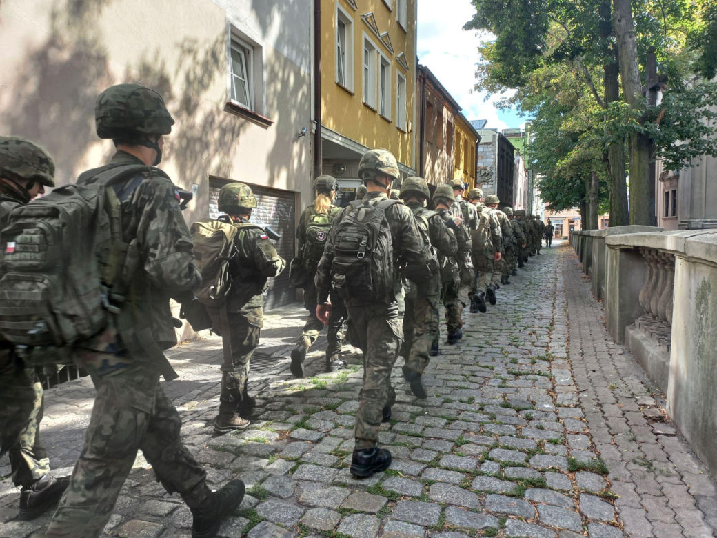 Z Rynku w Lesznie wystartował 7. Rajd na Wschowę. ​Na pamiątkę marszu wojsk w 1939 roku