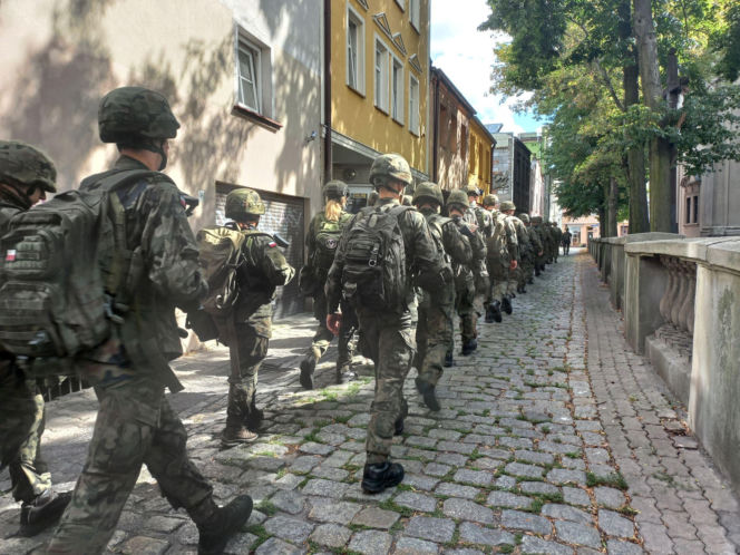 Z Rynku w Lesznie wystartował 7. Rajd na Wschowę. ​Na pamiątkę marszu wojsk w 1939 roku