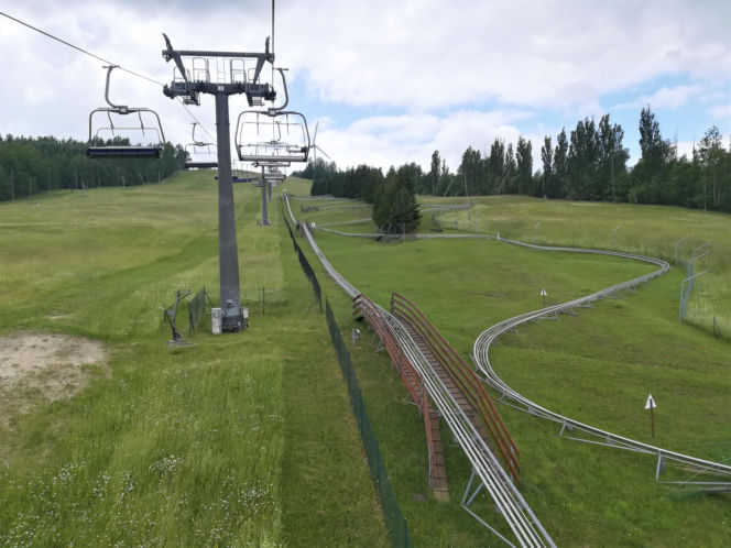 To jedno z najpiękniejszych miast w woj. łódzkim. W średniowieczu miało już swój kościół