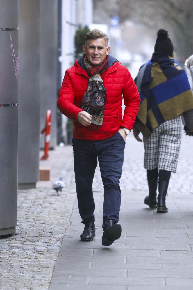 Sportowcy i aktorzy pod siedzibą TVN