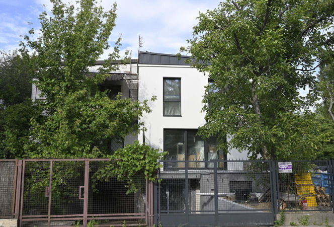 Smutny widok domu Kaczyńskiego. Willa na Żoliborzu się sypie