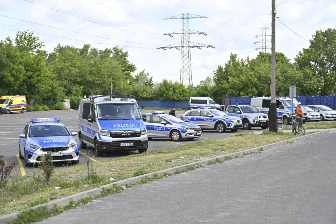 Komornicy na Modlińskiej. Nerwowe starcie przy hali na Białołęce. Ostry konflikt kupców z zarządcą hali