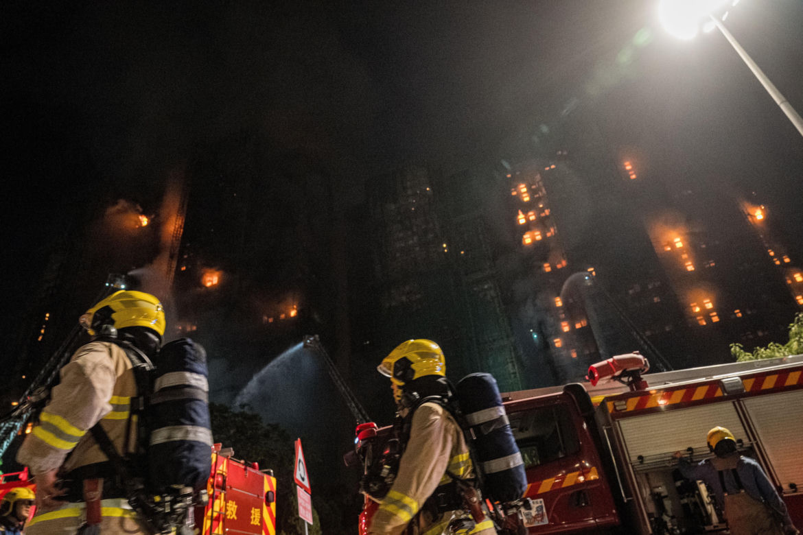 To najtragiczniejszy pożar w Hongkongu od dziesięcioleci. Bilans ofiar wzrósł do 94. Strażacy muszą przeszukać 2 tysiące mieszkań