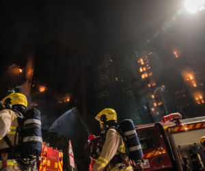 To najtragiczniejszy pożar w Hongkongu od dziesięcioleci. Bilans ofiar wzrósł do 94. Strażacy muszą przeszukać 2 tysiące mieszkań