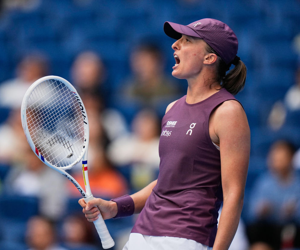 Tenisistka Iga Świątek krzyczy z radości, trzymając rakietę. O jej meczu z Elise Mertens przeczytasz na SE Supersport.