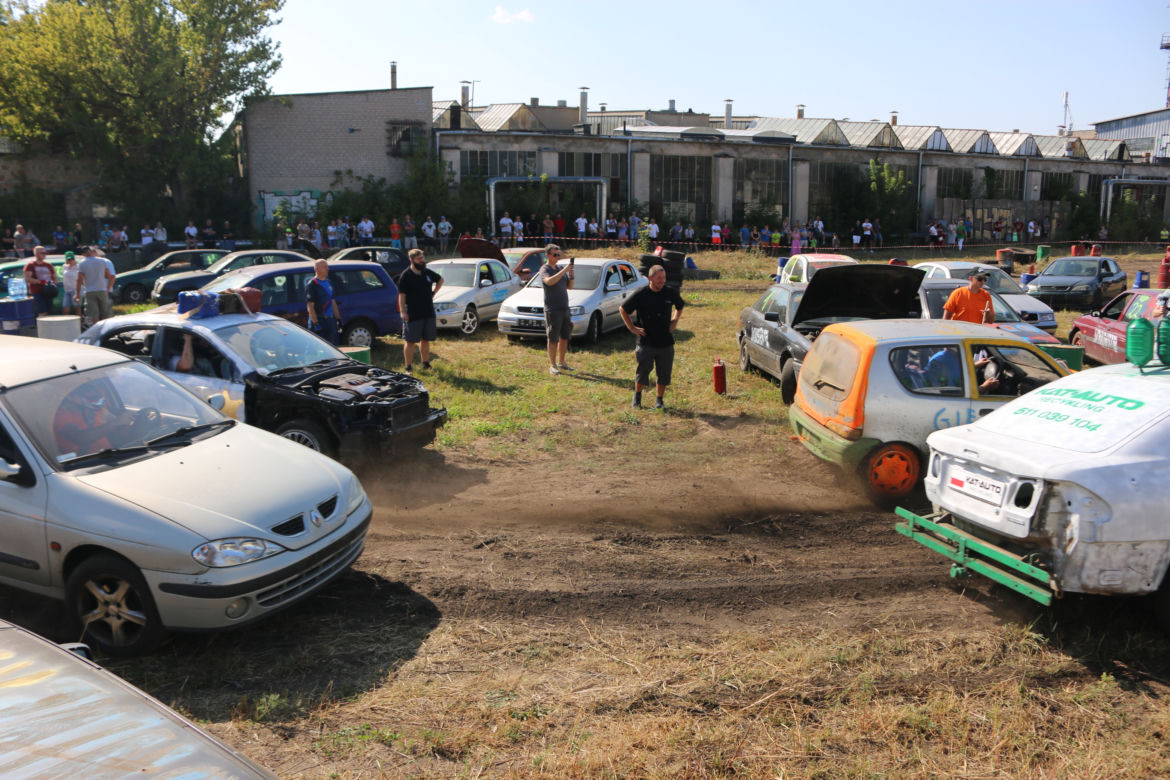 Charytatywny Wrak Race. Andrzej z Plutycz i Adam Kraśko zbierali pieniądze dla chorej Dominiki