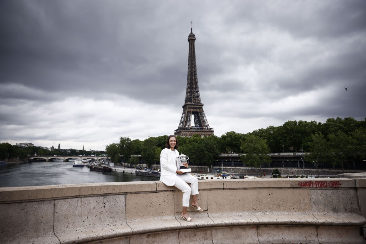 Wyjątkowa sesja Igi Świątek. Pozuje z pucharem Roland Garros