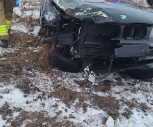 BMW wypadło z drogi i dachowało! Jedna osoba trafiła do szpitala [ZDJĘCIA]
