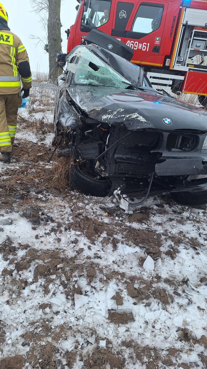 BMW wypadło z drogi i dachowało! Jedna osoba trafiła do szpitala [ZDJĘCIA]