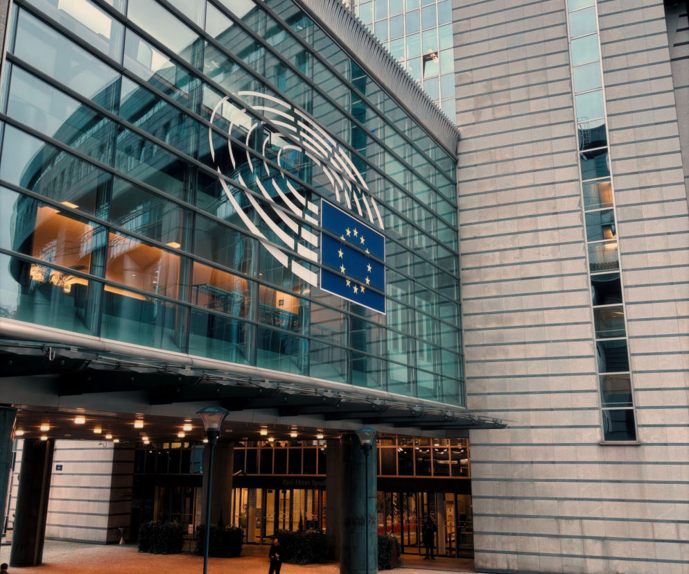 Nowoczesny budynek Komisji Europejskiej z jej logo na szklanej fasadzie. O funduszach z KPO dla Polski przeczytasz w Eska.