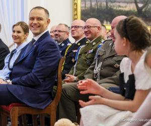 Marta Nawrocka w bufiastych rękawach