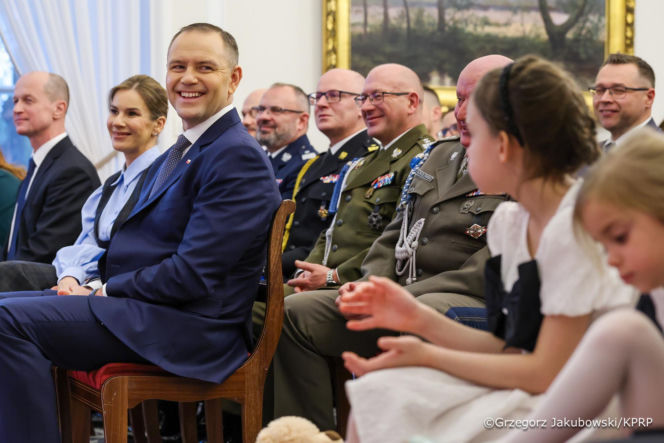 Marta Nawrocka w bufiastych rękawach