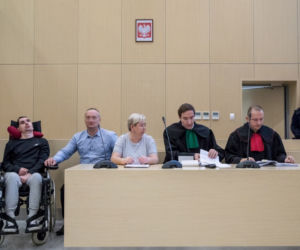 Pobił Alberta i rzucił pod auto?