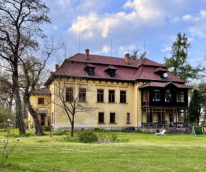 Jedno z najpiękniejszych miast w Małopolsce leży obok Krakowa. Zachwyca zabytkowym dworem