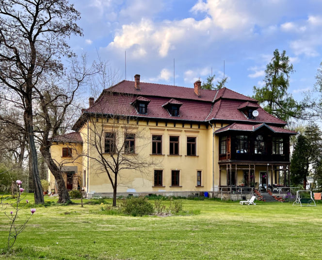 Jedno z najpiękniejszych miast w Małopolsce leży obok Krakowa. Zachwyca zabytkowym dworem