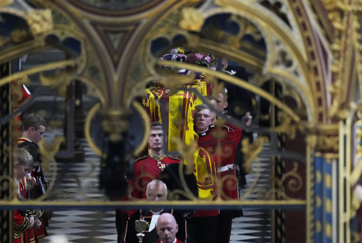 Łzy poddanych i trumna zmierzająca do Westminsteru