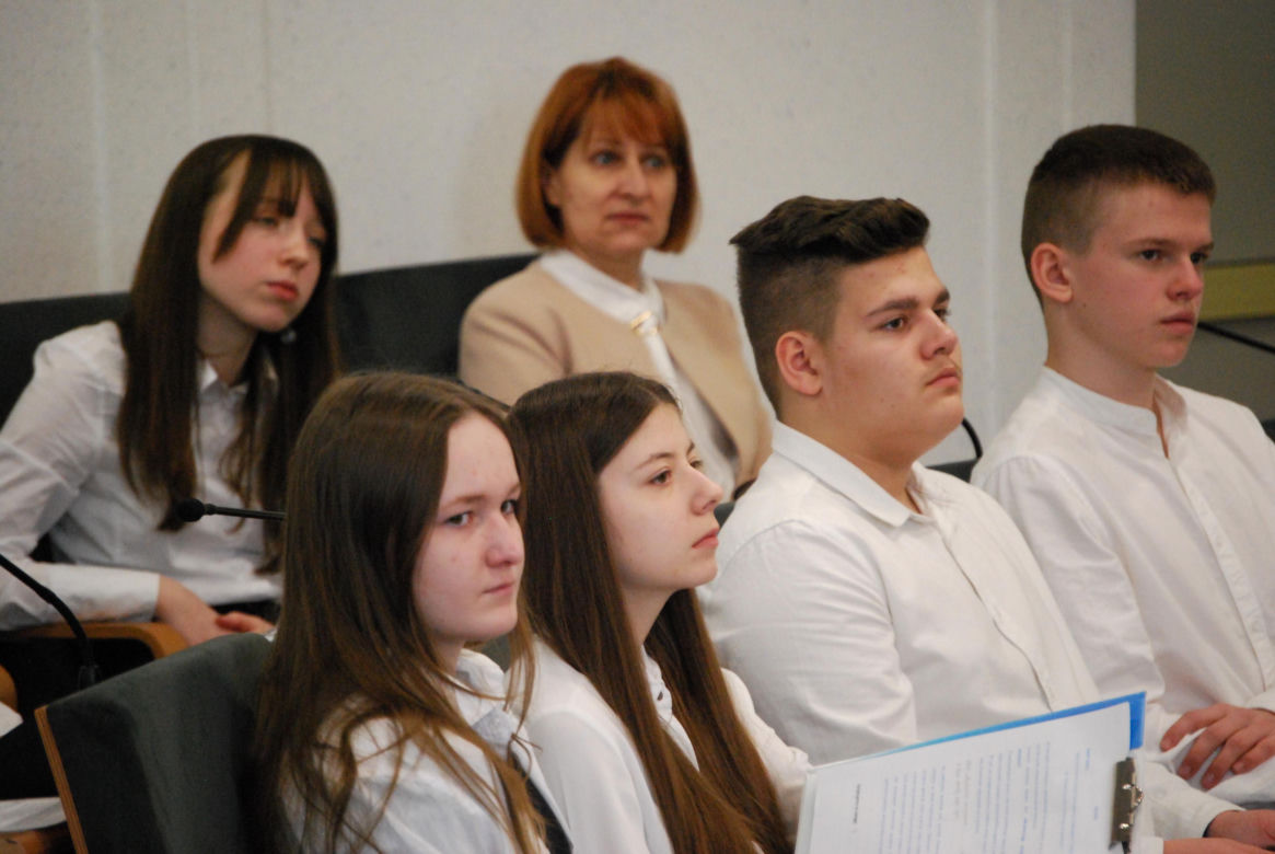 Młodzież z siedleckiej "Szóstki" debatowała w magistracie z przedstawicielami innych siedleckich szkół