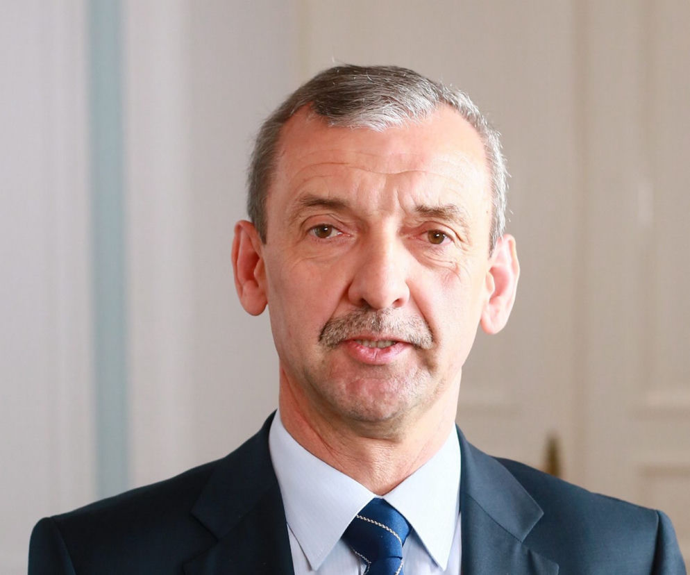 Sławomir Broniarz, prezes ZNP, w garniturze i krawacie. Zdjęcie przedstawia polityka zabierającego głos w sprawie niskich podwyżek dla nauczycieli. Więcej na ten temat przeczytasz na Super Biznes.