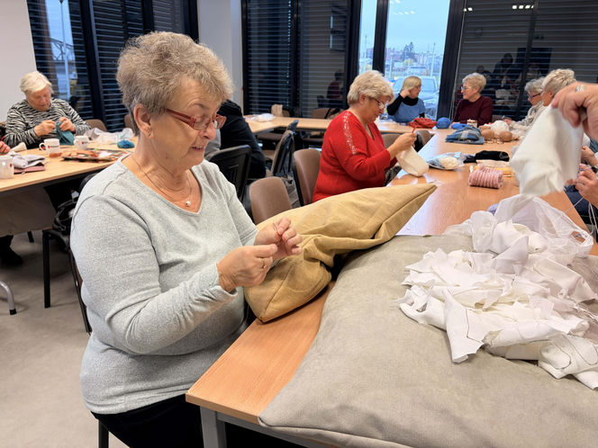 Słuchaczki Międzypokoleniowego Centrum Wiedzy uszyły legowiska dla zwierzaków
