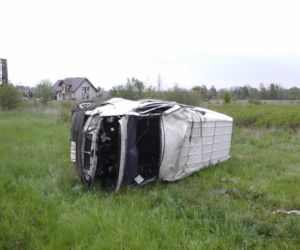 Bielsk Podlaski. Wypadek busa na DK 19. Dwóch pasażerów wyleciało z pojazdu [ZDJĘCIA]