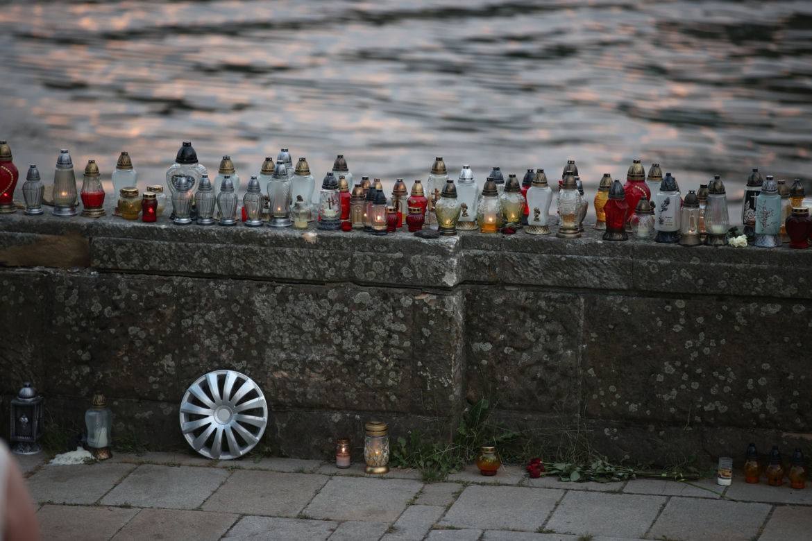 Mieszkańcy palą znicze w miejscu tragicznego wypadku przy moście Dębnickim