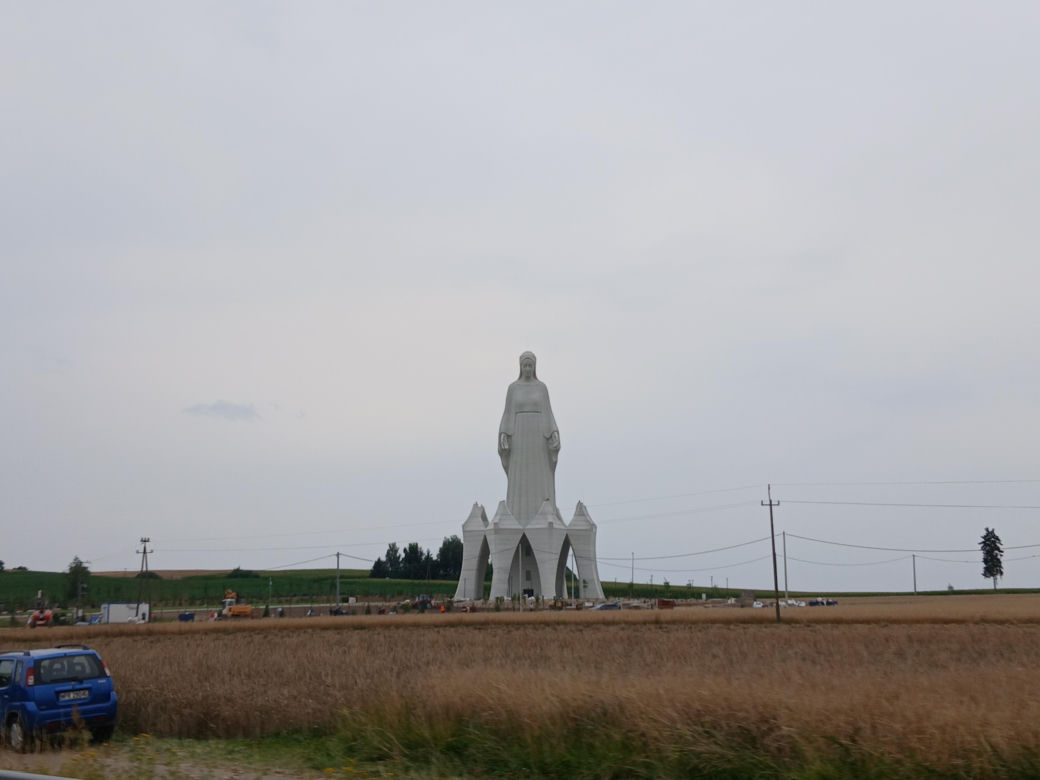 Gigantyczna figura prawie gotowy! 55-metrowa Maryja już przyciąga tłumy. "Robi wrażenie"