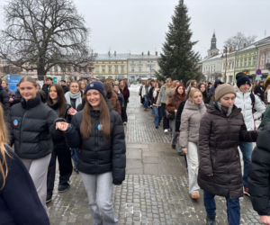 Polonez maturzystów na Rynku w Nowym Sączu
