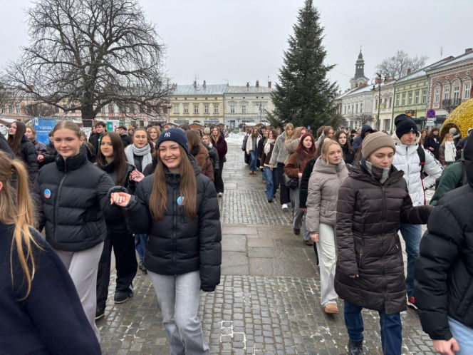 Polonez maturzystów na Rynku w Nowym Sączu