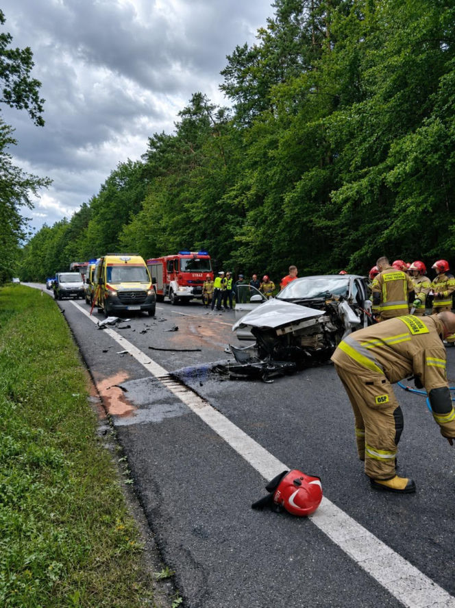 Czołowe zderzenie na Podkarpaciu. Dwie osoby zginęły! [ZDJĘCIA]