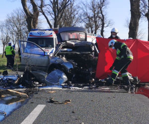 Tragedia pod Nakłem. Kierowca roztrzaskał się na drzewie