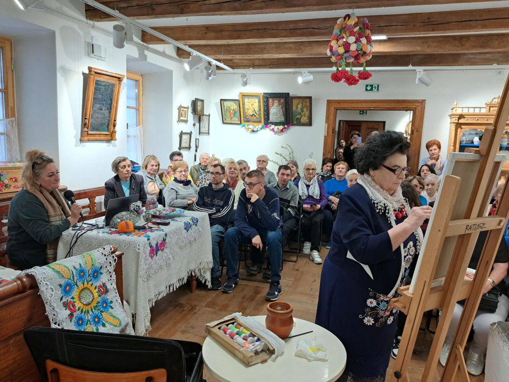 Janina Kruk - malarka z Zalipia w Muzeum Etnograficznym w Tarnowie