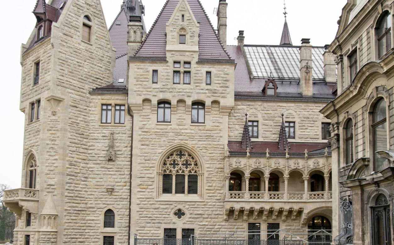 Metamorfoza Zamku w Mosznej. Z sanatorium w bajkowy hotel - tak przez lata zmieniał się jeden z najbardziej czarujących budynków w Polsce
