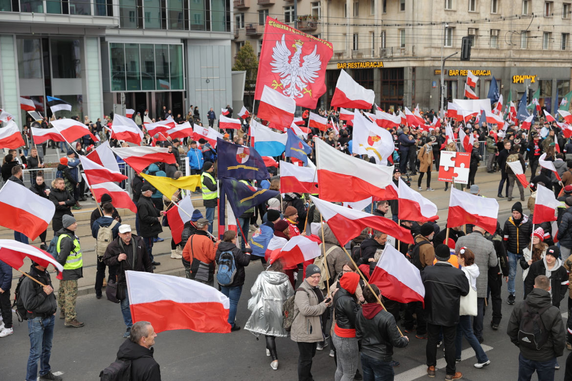 Morze flag na Marszu Niepodległości w Warszawie