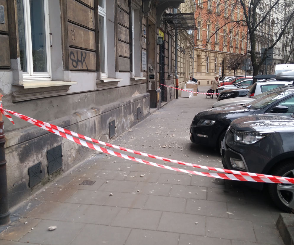 Z kamienicy w centrum miasta odpadł tynk. Uszkodzone samochody