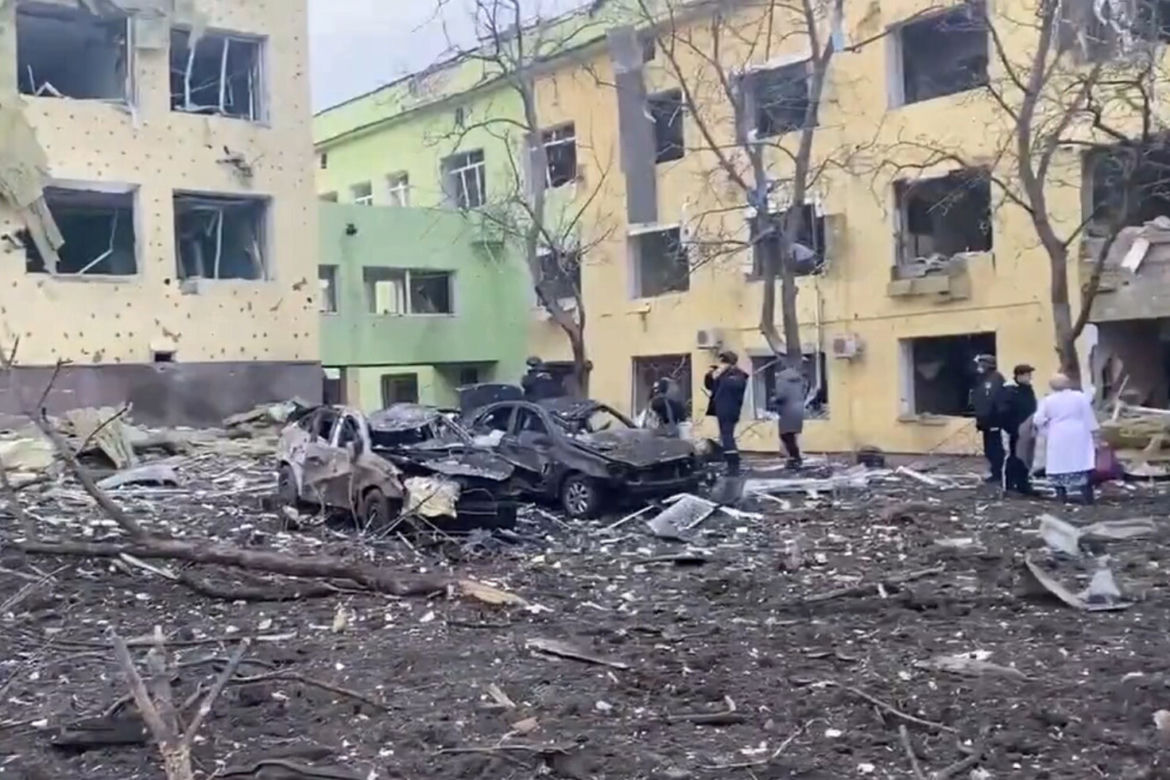   Zniszczony po rosyjskim nalocie sierociniec i szpital położniczy w Mariupolu