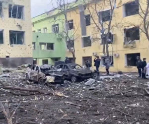   Zniszczony po rosyjskim nalocie sierociniec i szpital położniczy w Mariupolu