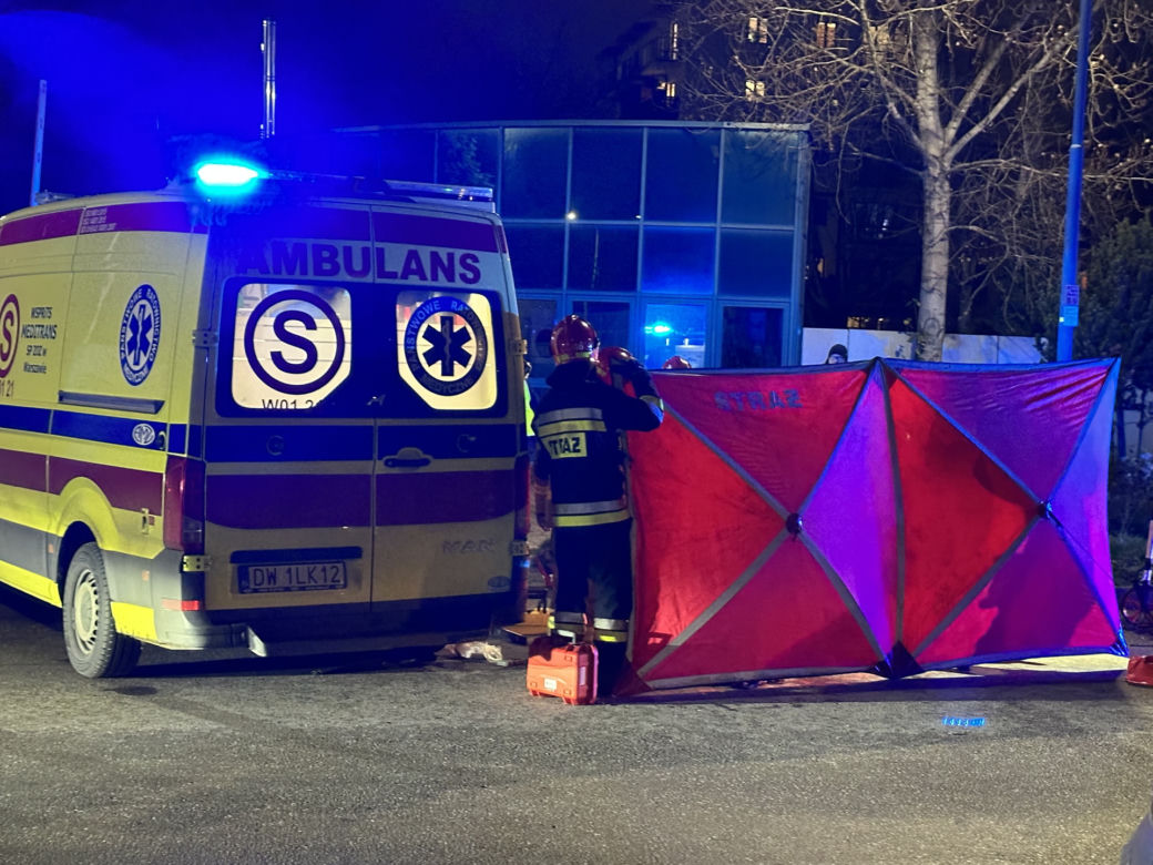 Makabra we Włochach. Kierowca bmw przejechał pieszą