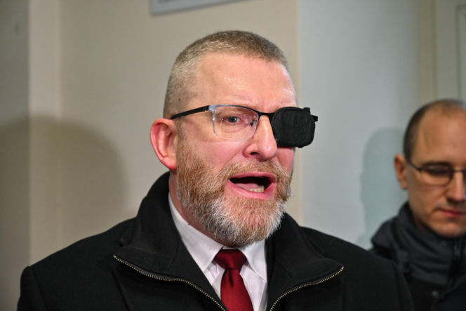 Grzegorz Braun pojawił się w prokuraturze. Nie otrzymał żadnych zarzutów