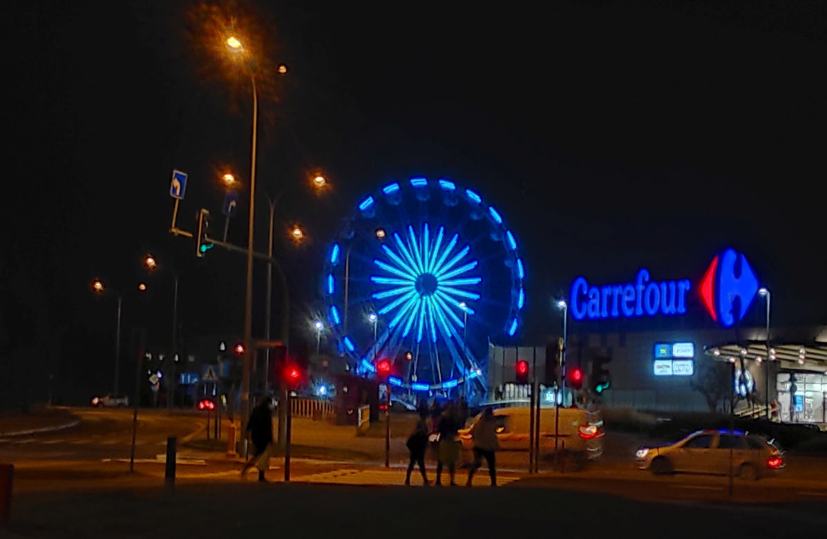 Białystok. Na osiedlu Zielone Wzgórza rozstawił się lunapark
