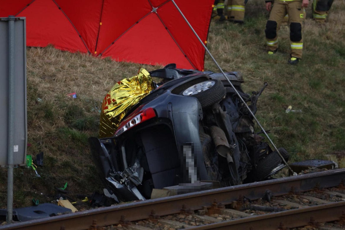 Tragedia na torach! Dwie ofiary śmiertelne po zderzeniu pociągu z autem