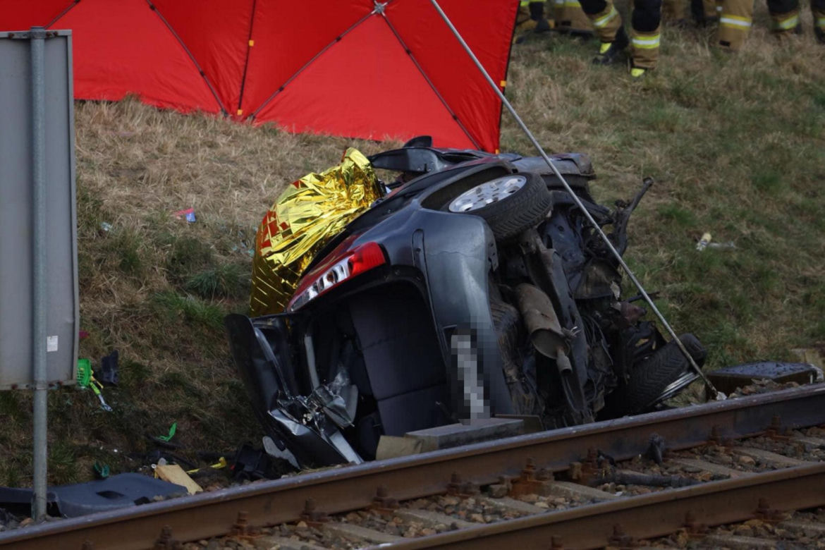 Tragedia na torach! Dwie ofiary śmiertelne po zderzeniu pociągu z autem