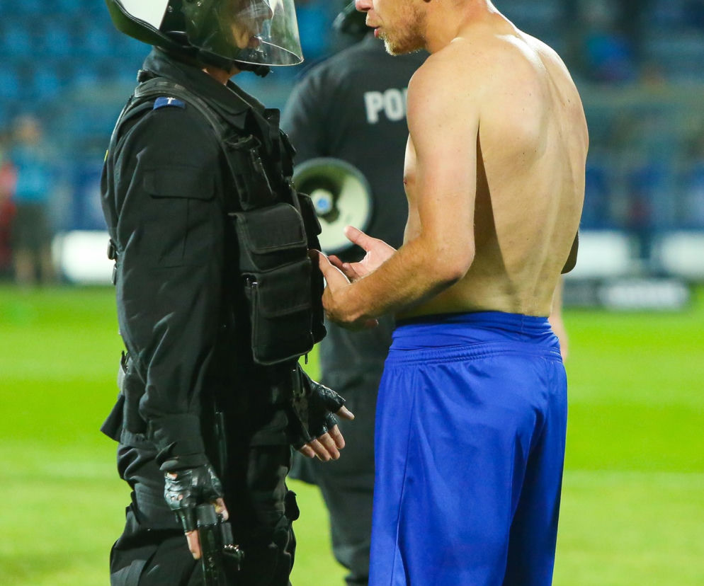 Chorzów: Zadyma na stadionie Ruchu. Kibole odpalili race i wdarli się na murawę [GALERIA]