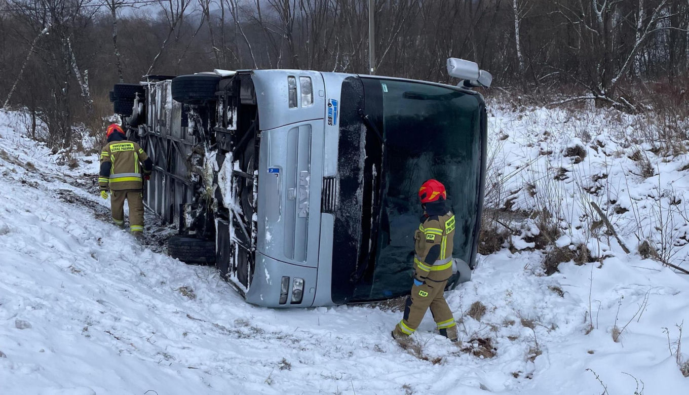 Wypadek autokaru w Bieszczadach. Poszkodowanych jest 18 osób 