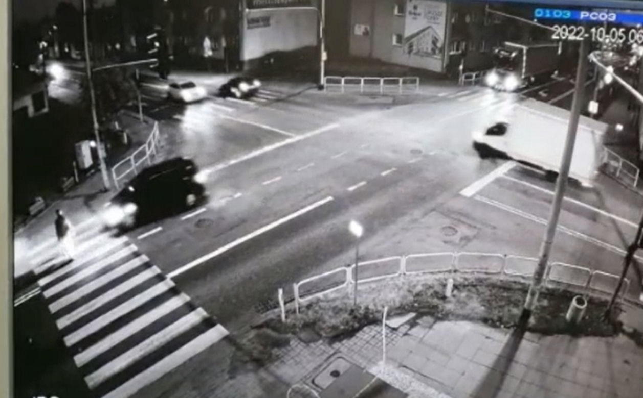 Fatalny wypadek na przejściu w Makowie Mazowieckim! Kierowca opla nie widział pieszego? 