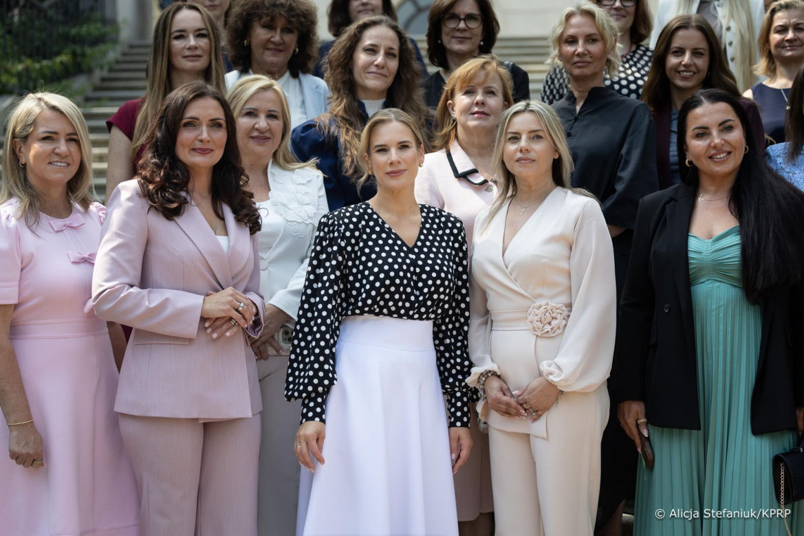 Marta Nawrocka w modnych groszkach powitała bizneswoman z USA. Wśród nich Alicja Bachleda-Curuś