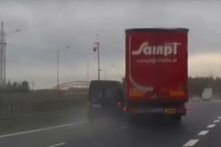 Chwile grozy na autostradzie A1 na Śląsku. W ciężarówce doszło do wystrzału opony! [WIDEO]