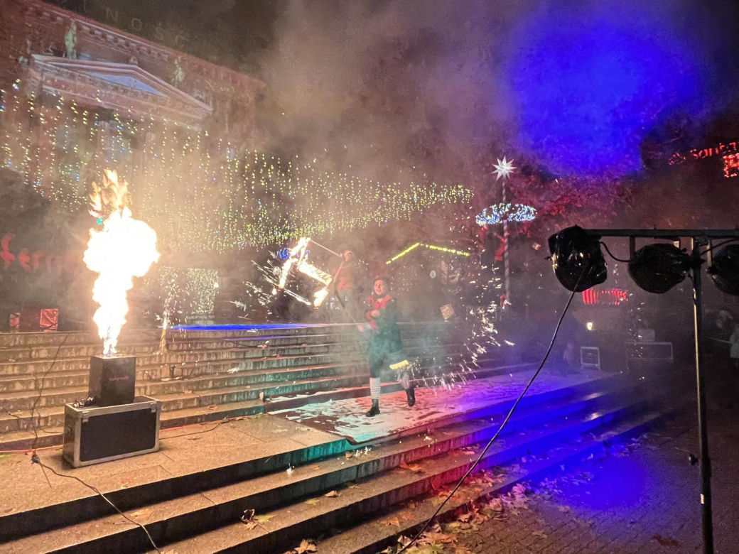 Betlejem Poznańskie 2023. Zimowe Fire Show na placu Wolności w Poznaniu