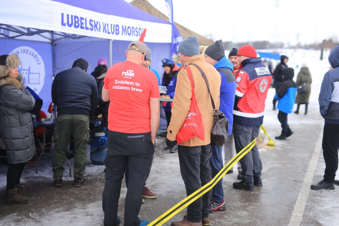 „Lodowata krew z gorących serc”. Lubelskie morsy morsują i pomagają!