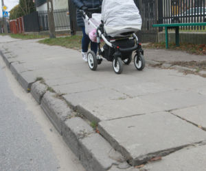 Dramat w Markach. Chodnik, po którym nie da się bezpiecznie chodzić