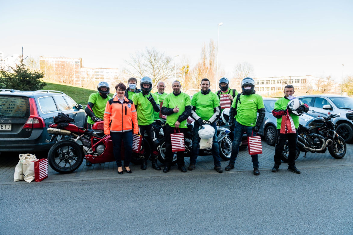 Koronawirus w Trójmieście. Jeżdżą na motorach i pomagają seniorom
